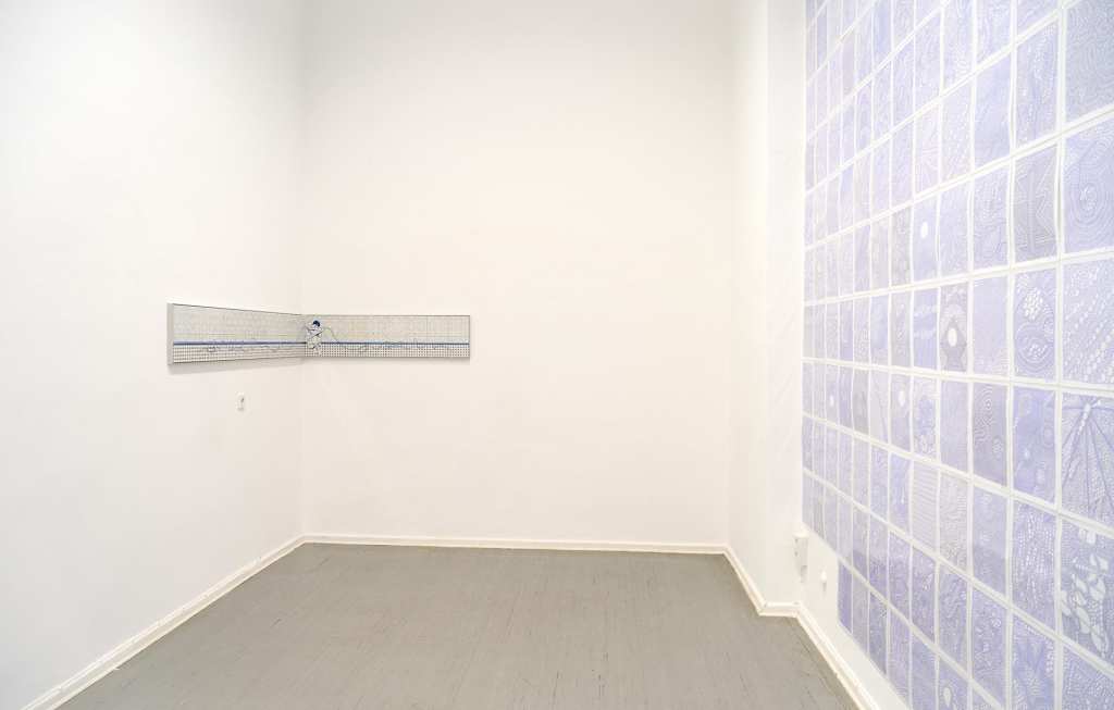 Dana Widawski · Geh doch [Just Go] · 2016 · wall object · underglaze painting 