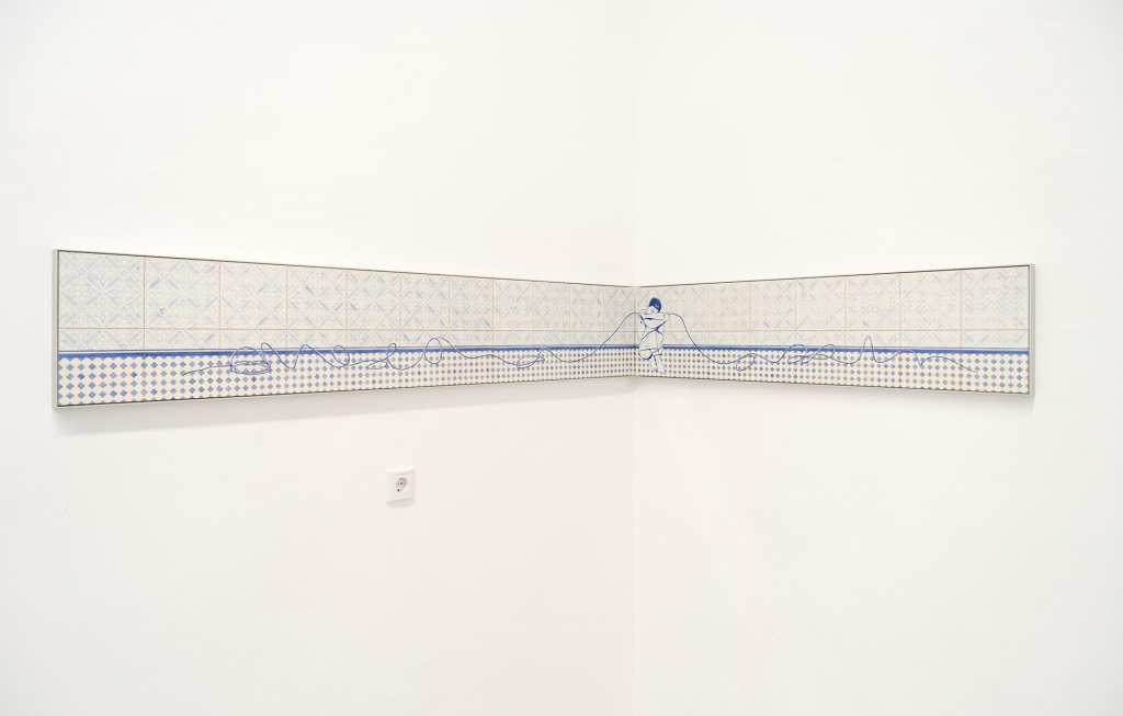 Dana Widawski · Geh doch [Just Go] · 2016 · wall object · underglaze painting