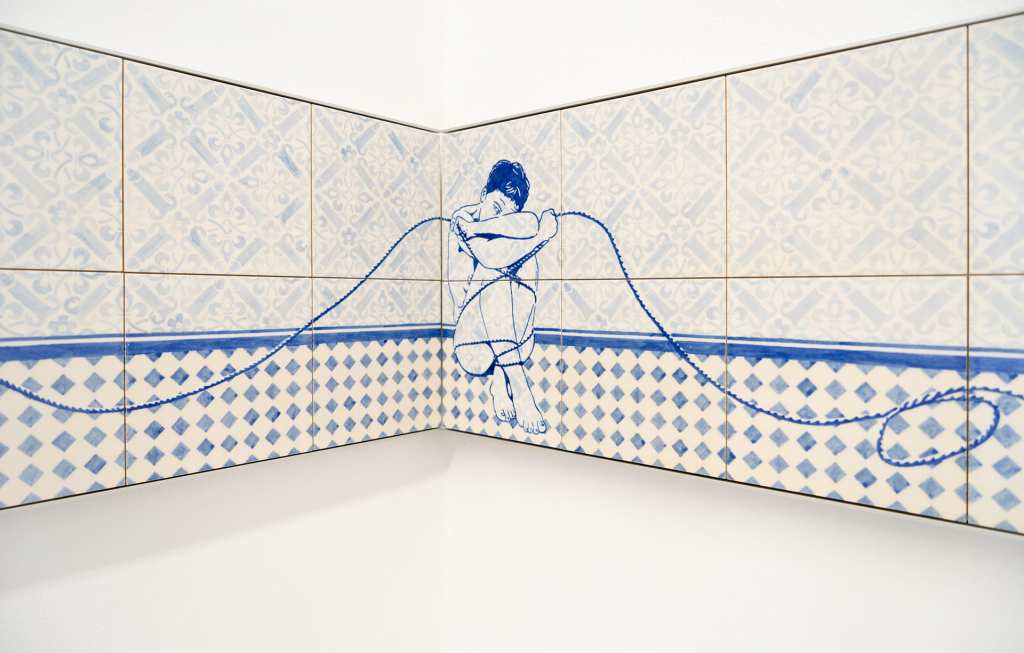 Dana Widawski · Geh doch [Just Go] · 2016 · wall object · underglaze painting