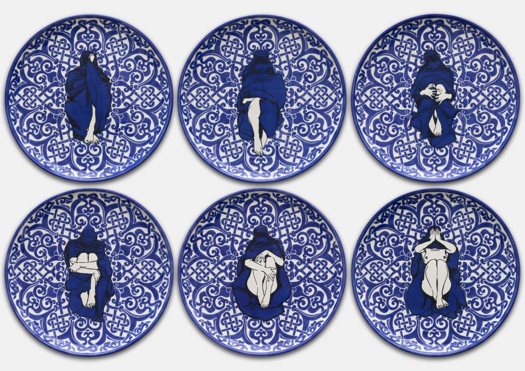 Dana Widawski · Wrapped Woman – Pizzateller I–VI, 2/5 · 2018 · Telleredition 1/5 · Unterglasurmalerei auf Keramik