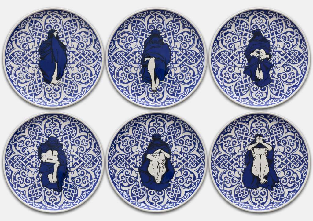 Dana Widawski · Wrapped Woman – Pizzateller I–VI, 2/5 · 2018 · Telleredition 3/5 · Unterglasurmalerei auf Keramik 