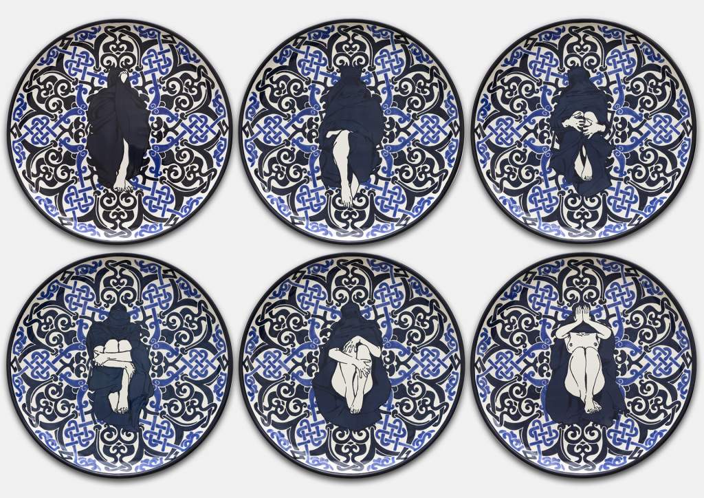 Dana Widawski · Wrapped Woman – Pizzateller I–VI, 2/5 · 2018 · Telleredition 4/5 · Unterglasurmalerei auf Keramik 