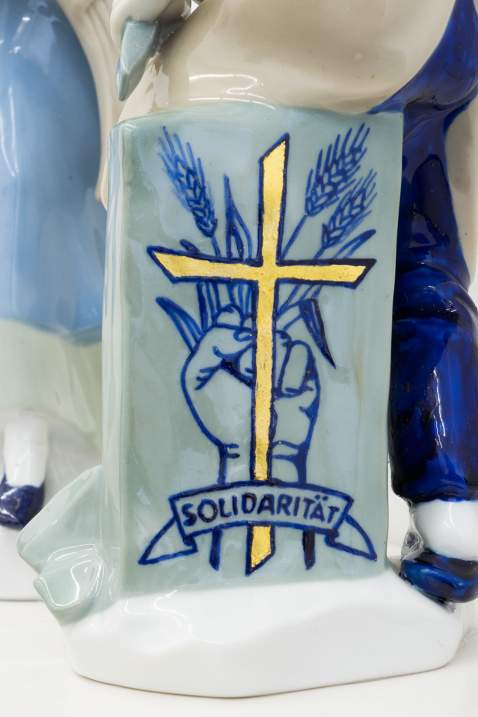 Ein Grabstein für die Solidarität (A gravestone for solidarity) · Detail Dana Widawski · Figures de Décoration No. 2 · 2019